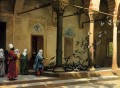 Femmes harem nourrissant des pigeons dans une cour Orientalisme grec arabe Jean Léon Gérôme